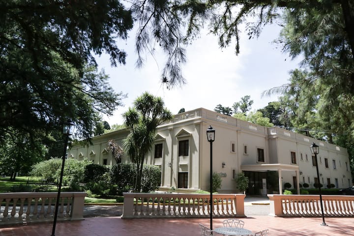 Howard Johnson by Wyndham Escobar Hotel