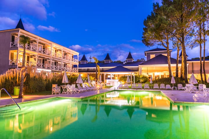 Howard Johnson by Wyndham Carilo Convention Center