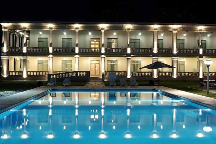 Howard Johnson by Wyndham Sierras Hotel and Casino